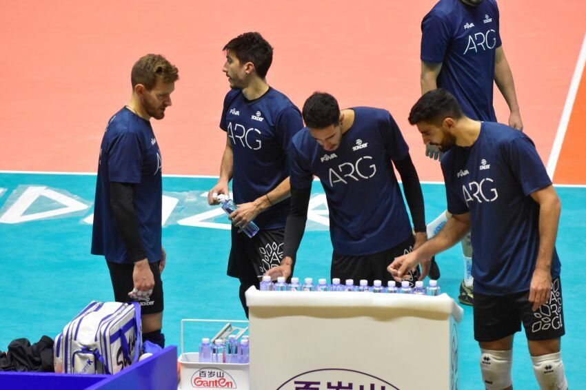 
Última practica. El plantel Albiceleste entrenó ayer en el Arena Aconcagua de cara al juego de hoy.  | Diego Parés / Los Andes
   