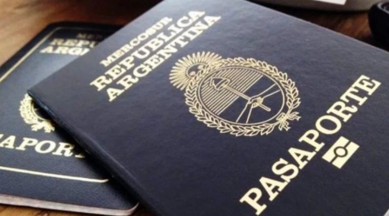 La persona deberá presentar DNI y pasaporte, título universitario y certificados que acrediten el contenido y la duración de la carrera profesional, entre otros.