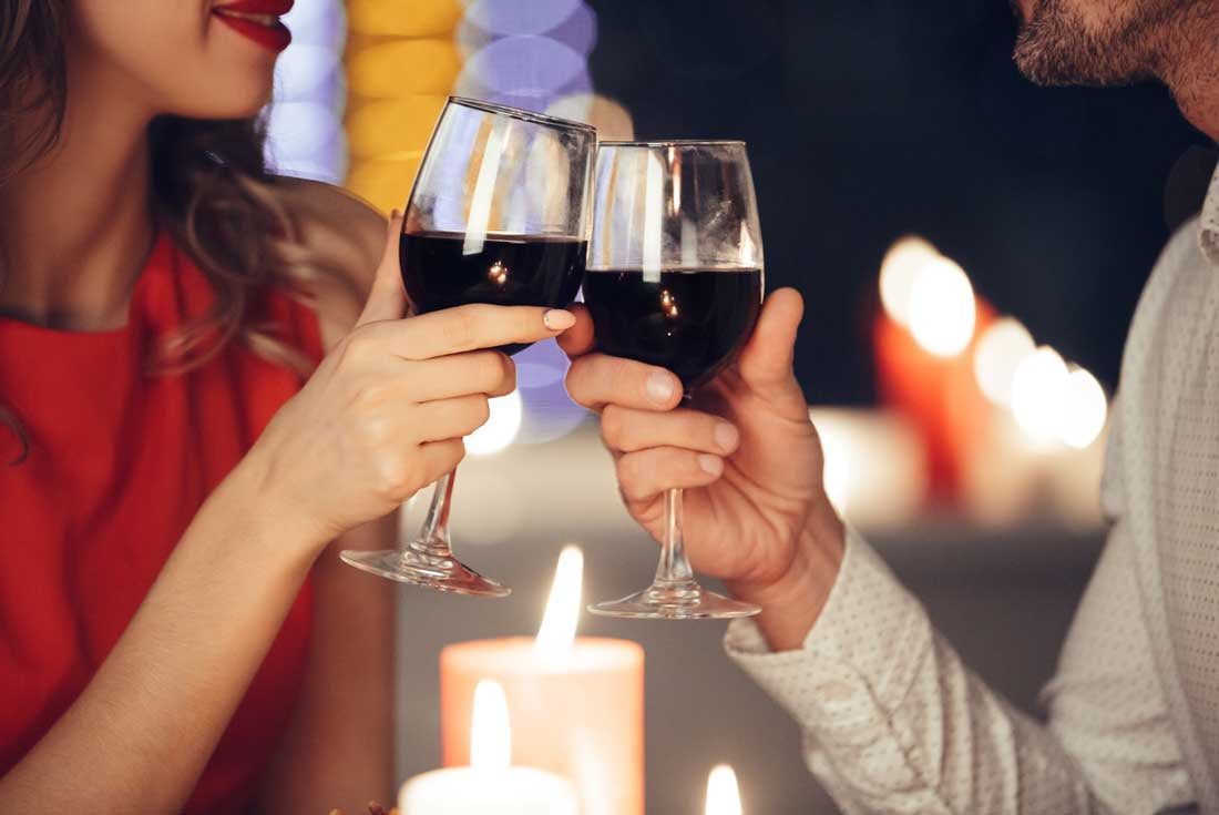 Cena romántica de San Valentín (Freepik).