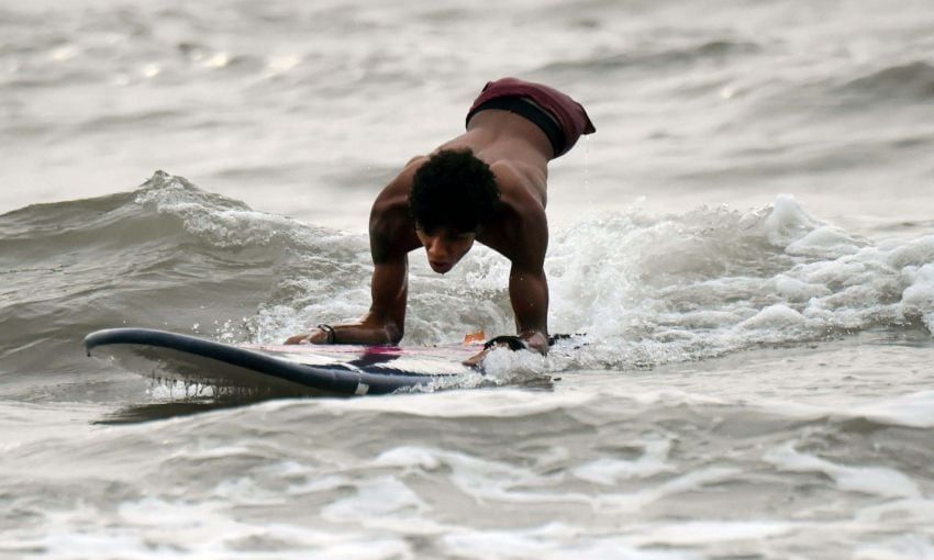 "Alca", de 25 años, disfruta el surf en Puerto Colombia, en las afueras de Barranquilla Foto: / AFP / Raul ARBOLEDA