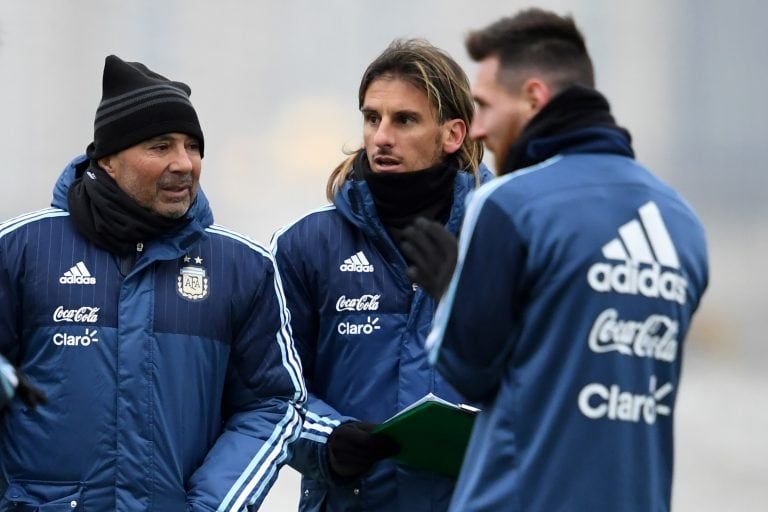 Argentina's forward Lionel Messi (R) and Argentina's national football team coach Jorge Sampaoli take part in a training session in Moscow on November 7, 2017\u002E\r\n AFP PHOTO / Kirill KUDRYAVTSEV Moscu Rusia Jorge Sampaoli Sebastian Beccacece lionel messi entrenamiento practica de la seleccion argentina futbol futbolistas jugadores entrenando