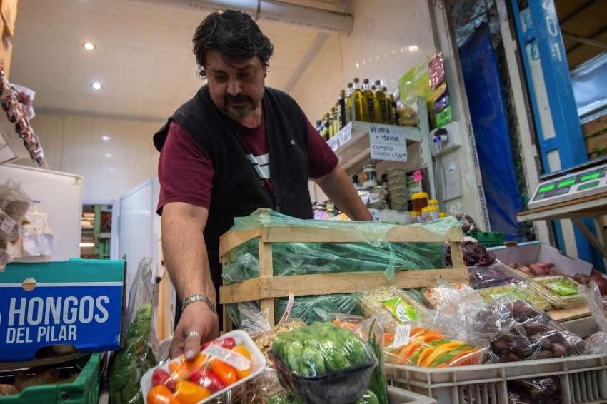
En el mercado. La brecha de precios entre un producto orgánico y otro que no los es ronda el 25%. | Ignacio Blanco / Los Andes
   