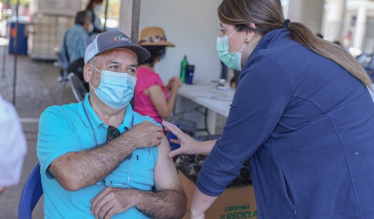 Vacunación a docentes en Chile -