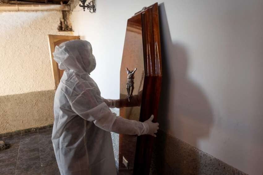 
Las funerarias de Mendoza han modificado su trabajo para evitar exponerse a contagios de coronavirus | Ignacio Blanco / Los Andes
   