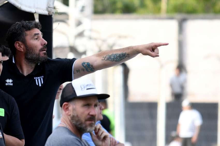 
Por allá. El entrenador mensana vivió el encuentro desde la boca del túnel. Se fue con una sonrisa | Marcelo Rolland / Los Andes
   