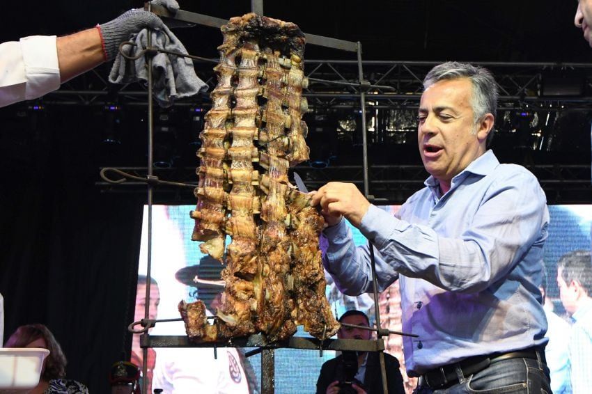 
Cornejo degustando las costillas asadas.  | Claudio Gutierrez / Los Andes
   