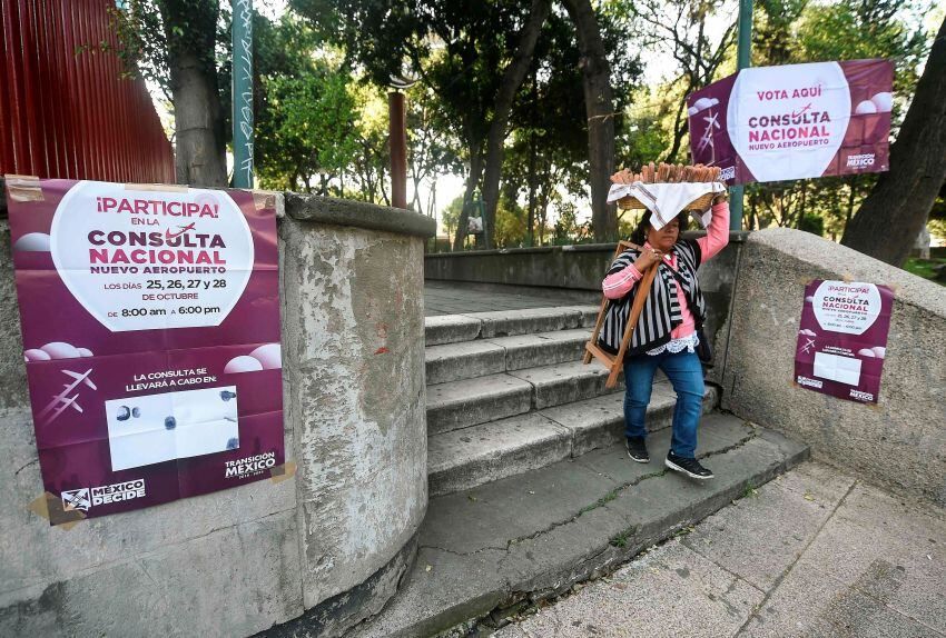      La insólita propuesta del presidente electo de votar si debe haber o no un nuevo aeropuerto ha desatado críticas - AFP    