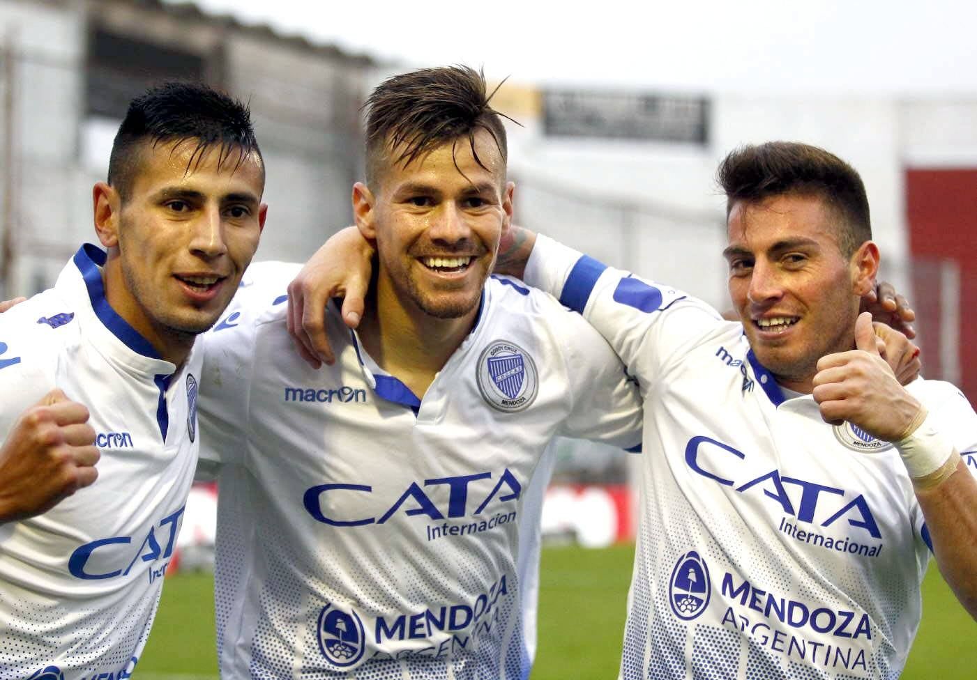 Gastón Giménez (centro) dejó una gran imagen en Godoy Cruz.
