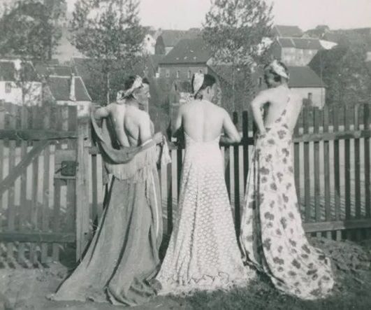 En las fotos aparecen hombres de Wehrmacht con los labios pintados y vestidos de mujer - Web