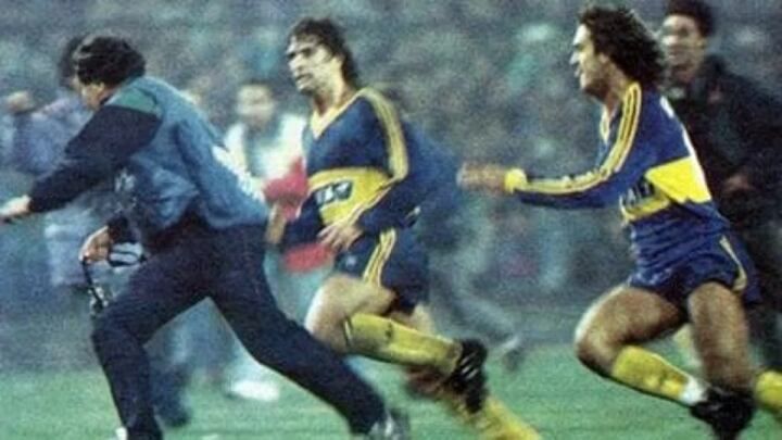     Giunta y Batistuta persiguen a un allegado al Colo Colo que invadió el campo de juego. / Gentileza.    