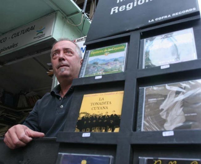 
    La cofra records. Uno de los sellos mendocinos que cobijó Arrigo.
   