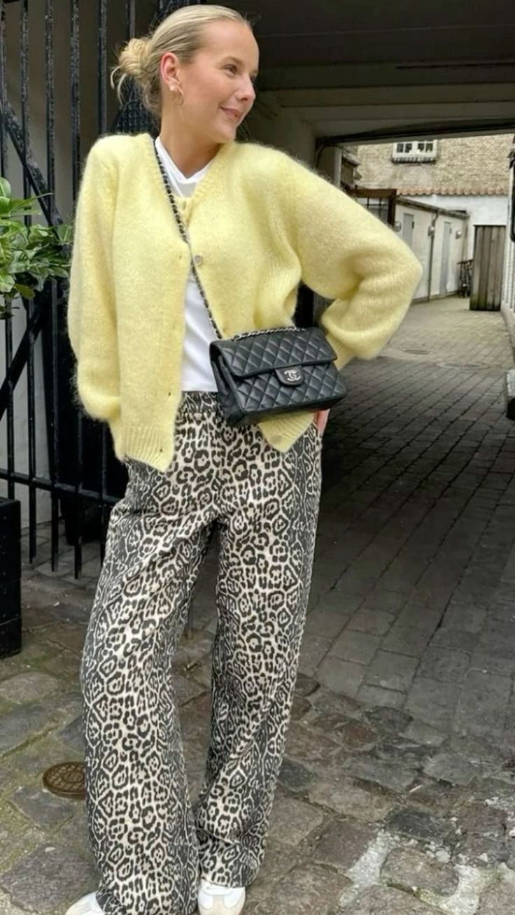 Butter yellow + animal print = combinación perfecta.