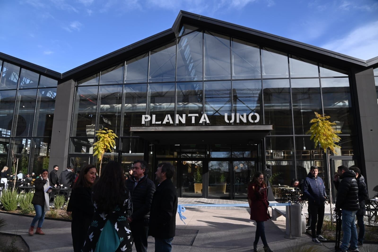 Se ubica en Ceretti 244.