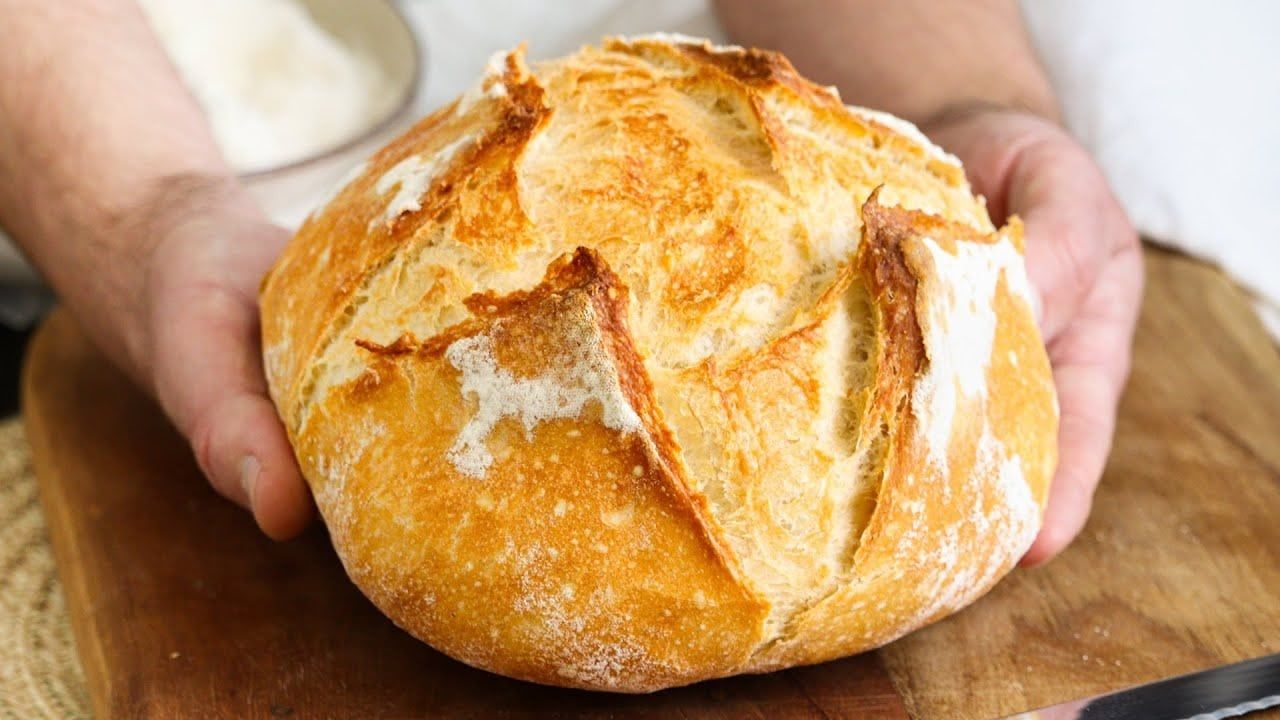 En esta ocasión te dejamos una receta de pan casero fácil y, lo mejor de todo, sin amasar. Dura varios días en la heladera bien envuelto y podes hacerlo con decenas de harinas diferentes.