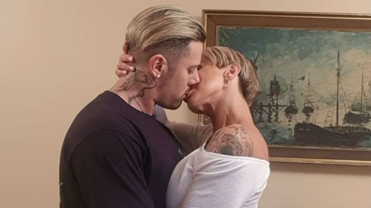 Mónica Farro y su marido desmintieron su crisis y se mostraron desnudos en la cama