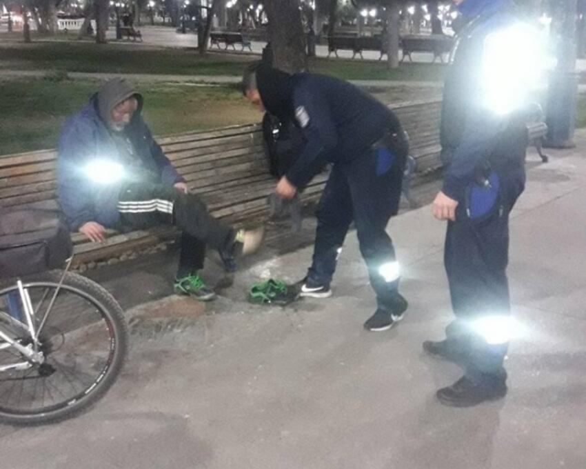 
Efectivos policiales le brindaron ayuda al ver su situación
