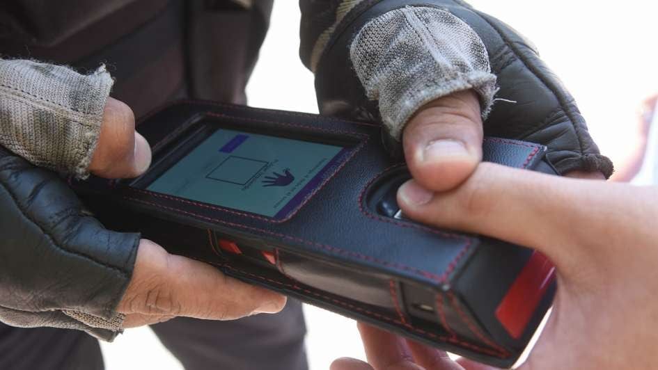 Quiso probar el lector biométrico en una muestra de la policía y quedó detenido