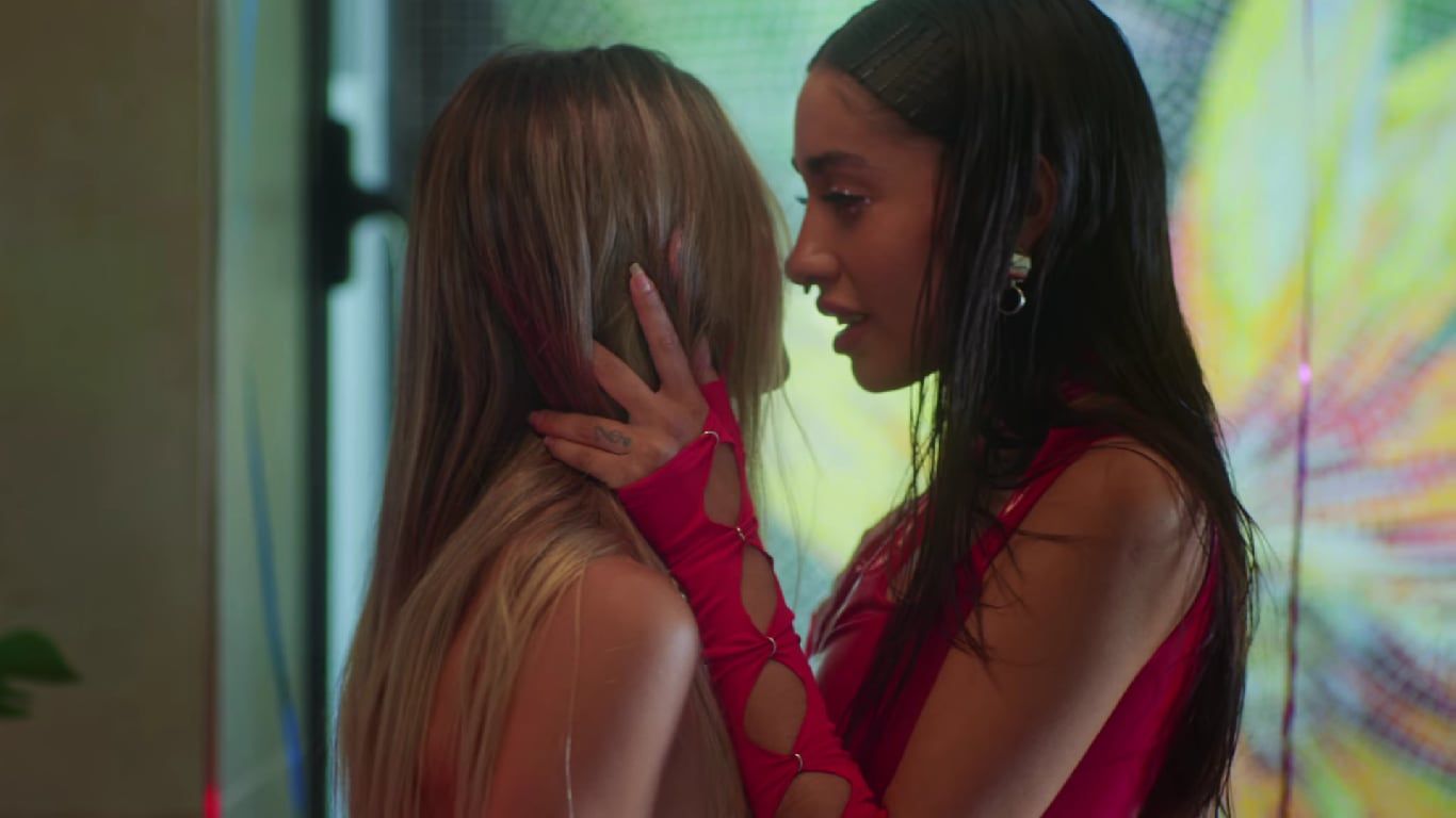 María Becerra sorprendió con un íntimo momento compartido con su interés amoroso en el videoclip.