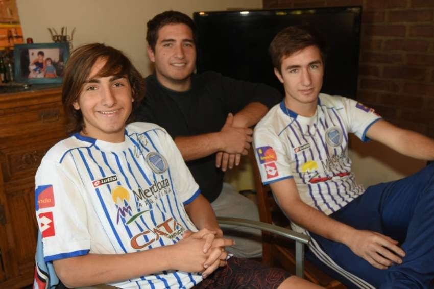 Bruno, el "Loquito" junto a sus hermanos: Lucas y Luciano. / JOSÉ GUTIÉRREZ (LOS ANDES).