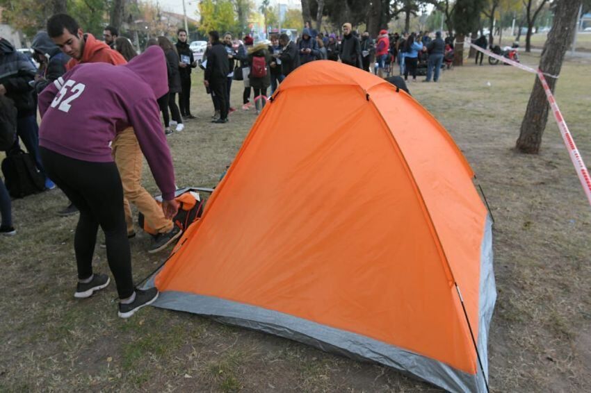 
Algunos esperaron desde temprano, o desde la noche anterior | Orlando Pelichotti / Los Andes
   
