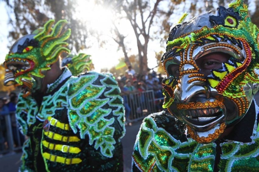
    Gran producción en las mascaras y vestuario Foto Claudio Gutiérrez / Los Andes
   