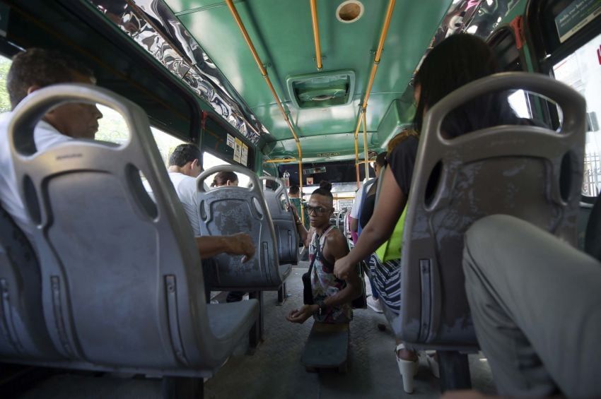 Recolecta dinero después de su actuación en un bus en Barranquilla, Colombia Foto: / AFP / Raul ARBOLEDA