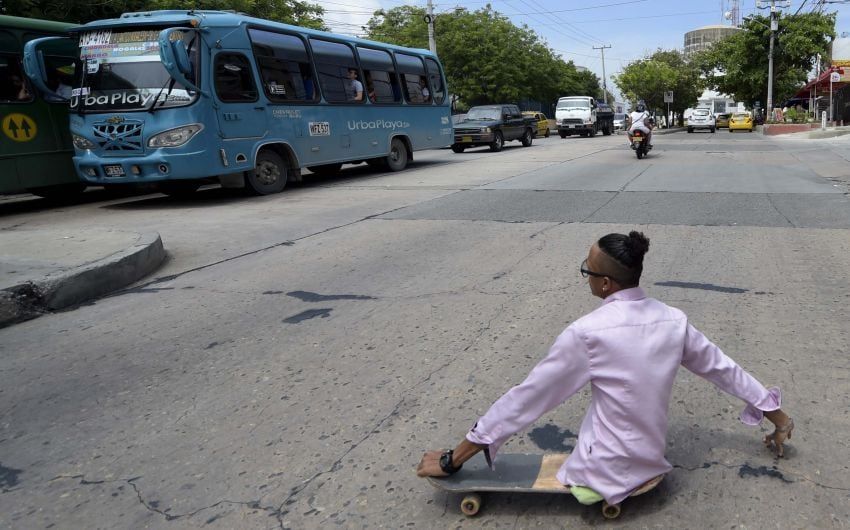 se prepara antes de una charla motivadora para jóvenes en situación vulnerable, en Barranquilla, Colombia Foto: / AFP / Raul ARBOLEDA