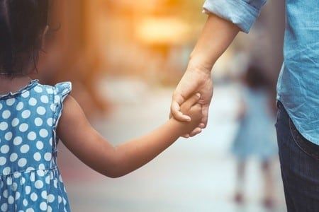 Los progenitores deben pagar cuota alimentaria por sus hijos para que el nivel de estos no se vea disminuido cuando se produce un divorcio o separación. Usualmente, es quien los cuida el que reclama, y el monto varía según los ingresos del padre o la madre, y de las actividades y consumos a los que estaba acostumbrado el niño. \u002E