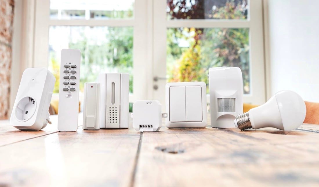 La domótica ganó espacio en el hogar con enchufes, cámaras y focos capaces de conectar a internet y ser controlados desde el smartphone. Gentileza