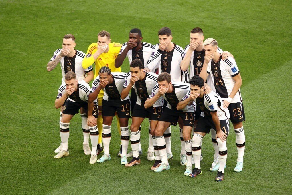 La protesta de los futbolistas alemanes se taparon la boca en claro repudio a la FIFA.
