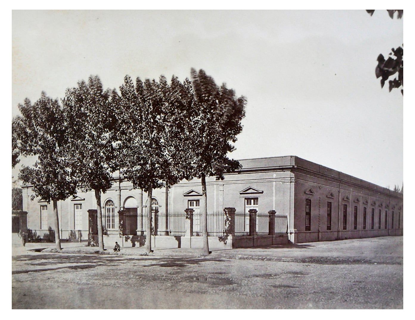 Una de las pocas fotografías que se conservan de la antigua Escuela Normal, ubicada en avenida San martín 1027, donde en la actualidad está la Galería Piazza. Foto: Archivo Los Andes
