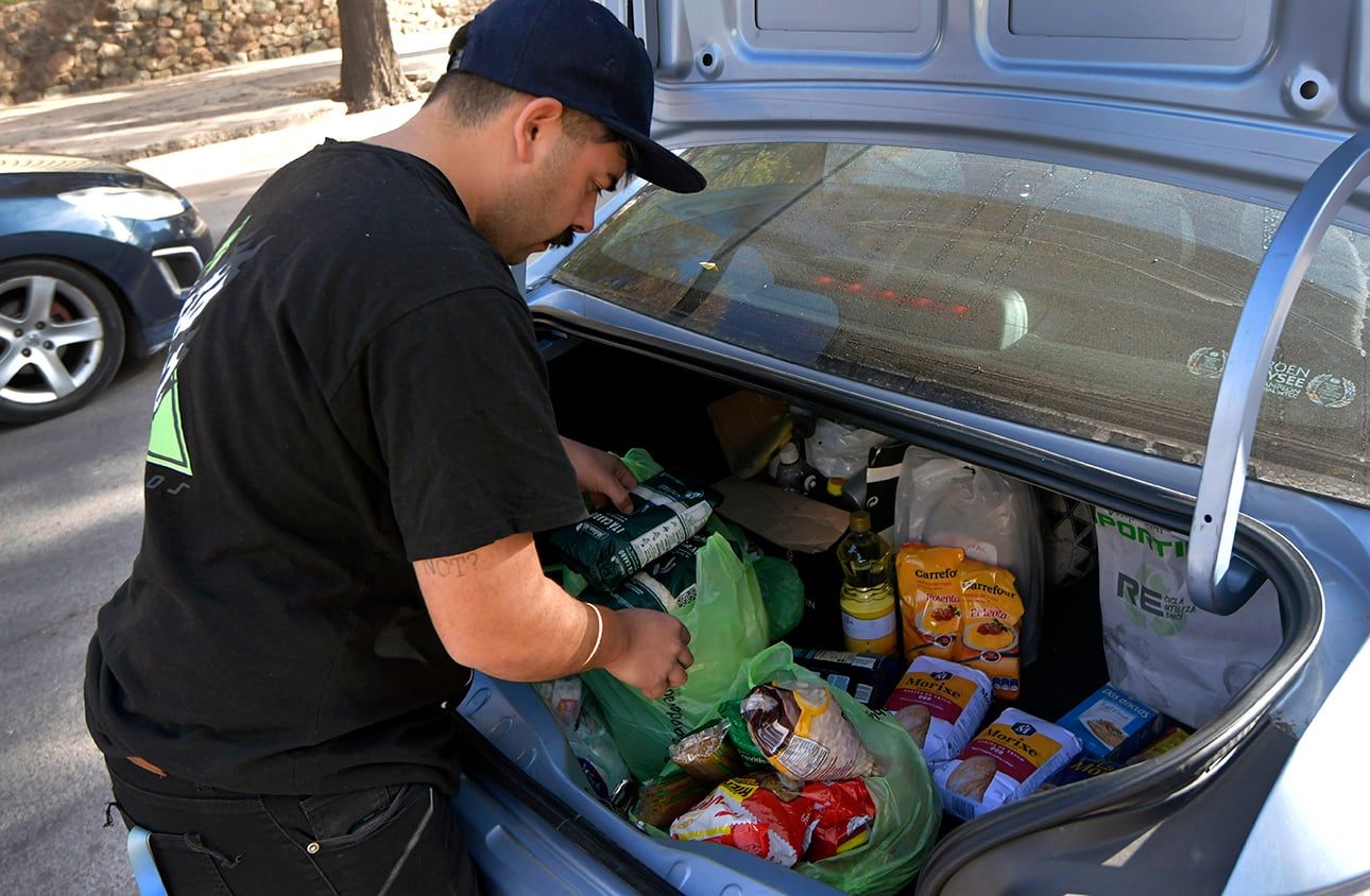 Mario prepara la mercadería para llevar a comedores comunitarios. | Foto: Orlando Pelichotti / Los Andes