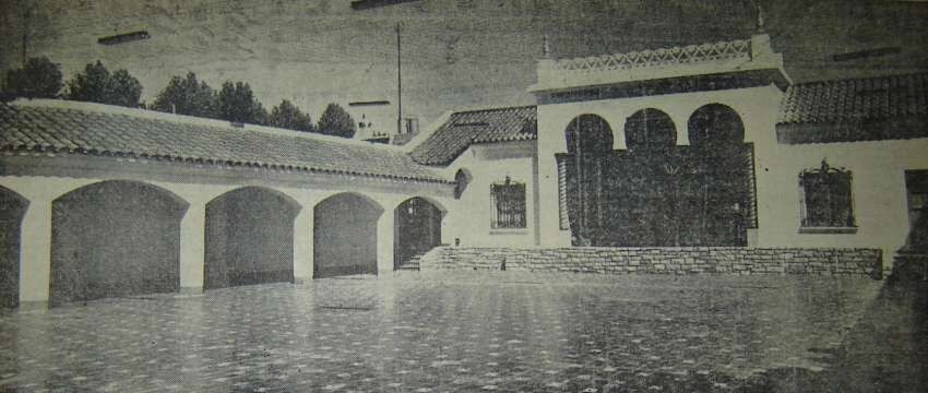 
    Foto del patio del Club Español (demolido) La Libertad, 12 de octubre de 1948. pag 9
   