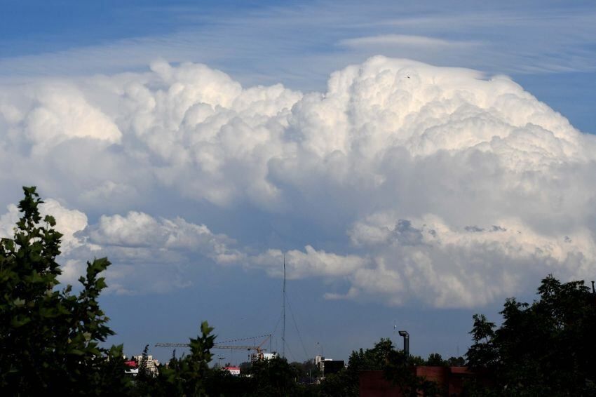 
    Intimidantes nubes cubrían el cielo del Gran Mendoza en la tarde del lunes. / Claudio Gutiérrez
   