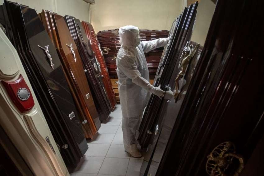 
El trabajo en funerarias no mermó demasiado pero sí cambió la forma de trabajar | Ignacio Blanco / Los Andes
   