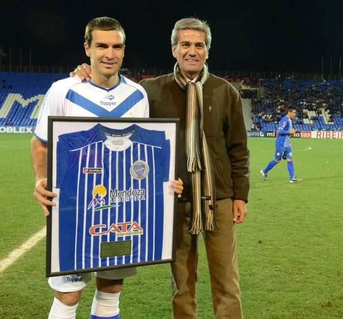 
    En 2011 David Ramírez fue vendido a Vélez y cuando volvió a Mendoza, la dirigencia le hizo un reconocimiento y los hinchas lo ovacionaron.
   