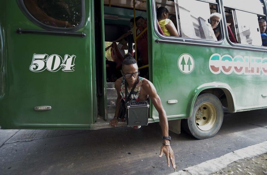 Baja de un autobús después de tocar en Barranquilla, Colombia Foto: / AFP / Raul ARBOLEDA