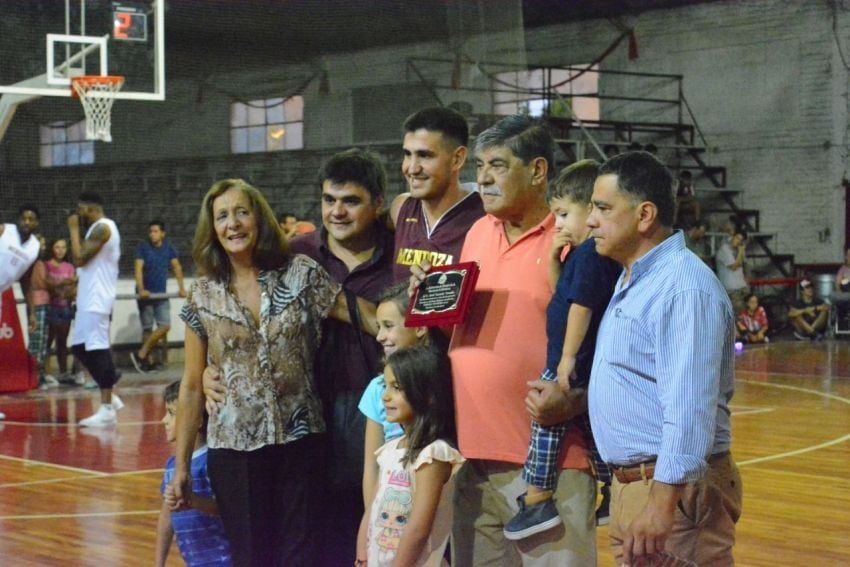 
    Raúl Estalles junto a sus hijos, esposa, nietos y Ricardo Oyarce, Presidente FBPM. / Gentileza: Jorge Ruiz.
   