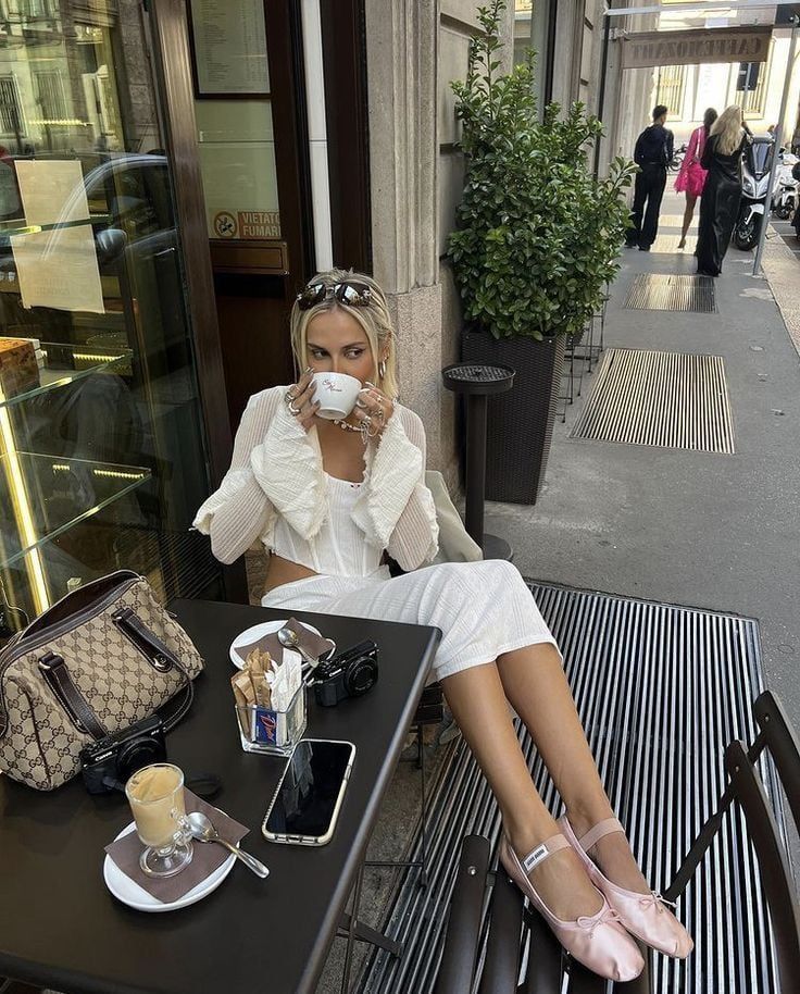 Se trata de un calzado bajo, de punta redonda, que se asemeja a los zapatos de una bailarina de ballet.