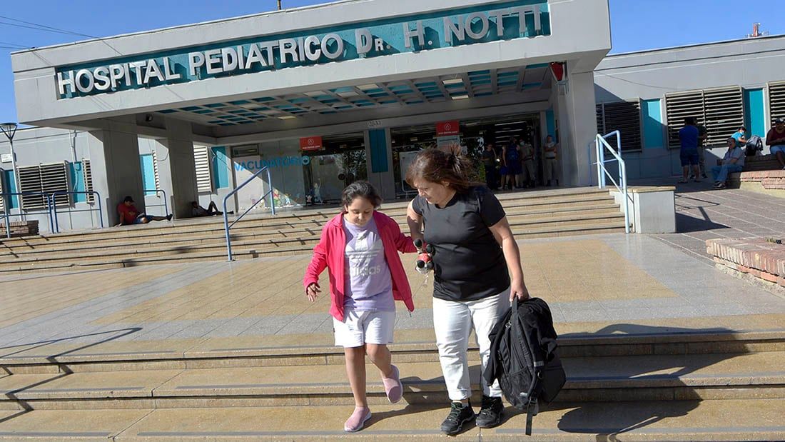 Mirian Ortíz (62) adoptó a Dana Ortiz (8), con una discapacidad visual y daño cerebral Viven en departamento La Paz y viene a tratarse al Hospital Humberto NottiFoto: Orlando Pelichotti