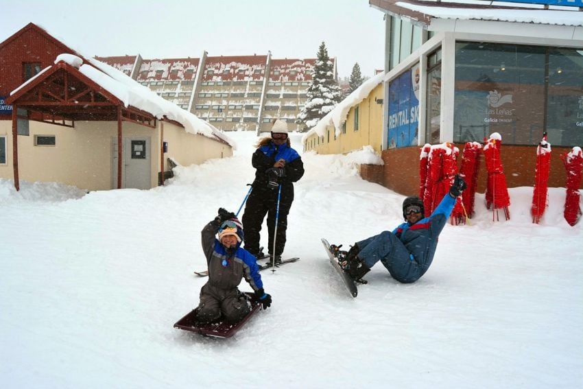      Los centros de esquí favorecen la llegada de turistas en el invierno.    