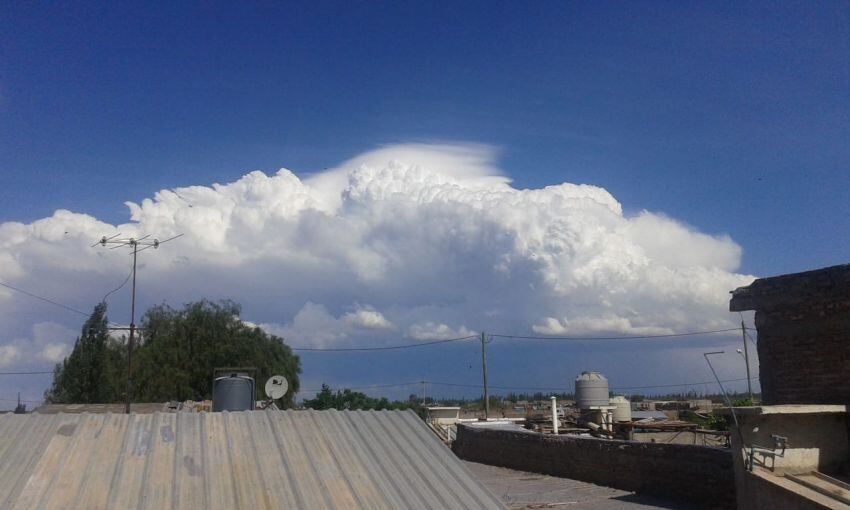 
    Así lucía el cielo de Beltrán, Maipú, alrededor de las 17. / gentileza
   