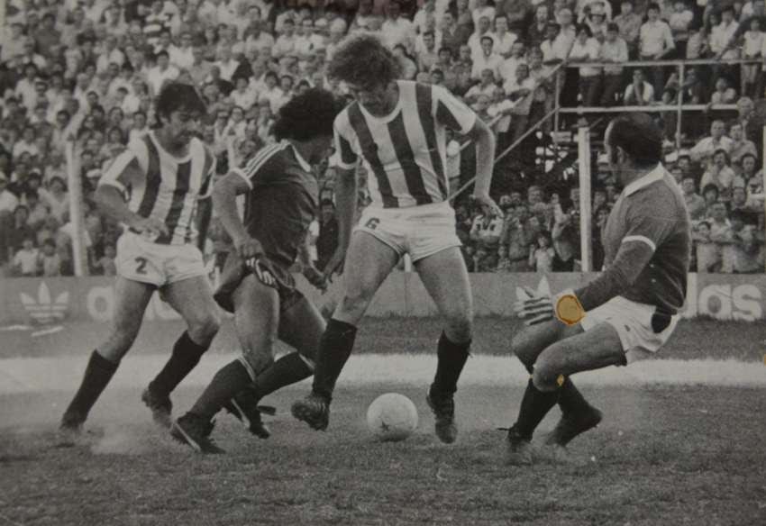 
Empate. La tarde en la que Diego, con Argentinos, enfrentó a San Martín en el Este. Fue 1-1.
