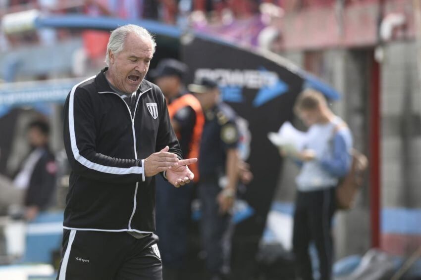 
Bianco no logra revertir la racha del Lobo, fuera de casa.  | Fotoreporter
   