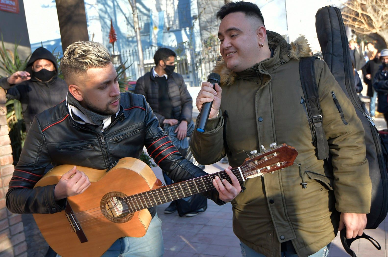En la foto: Andrés Rosales (guitarra) y Exequiel Araya (cantante).