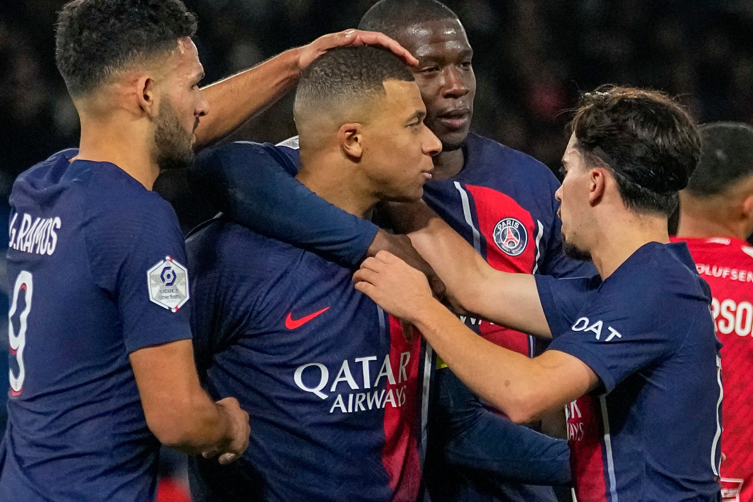Kylian Mbappé centro, del PSG, celebra con sus compañeros de equipo después de marcar el segundo tanto de su equipo durante el partido de fútbol de la Liga 1 entre Paris Saint-Germain y Mónaco, en el estadio Parc des Princes, en París, Francia, el viernes 24 de noviembre de 2023. (AP Foto/Michel Euler)