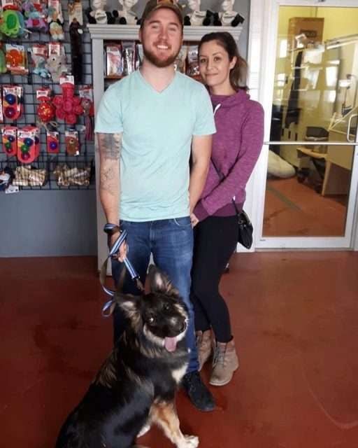 Amanda Richter (30) y Brad Ames (23) adoptaron a Brodie. Foto: Fox News.