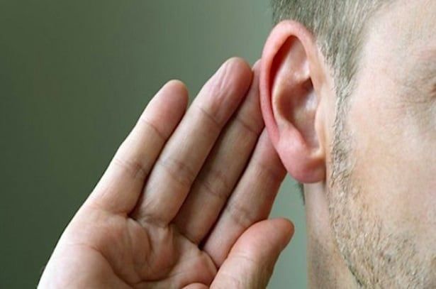 Escuchar sin prejuicios.