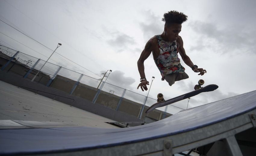 Monta su patineta en su vecindario en Barranquilla, Colombia Foto: / AFP / Raul ARBOLEDA