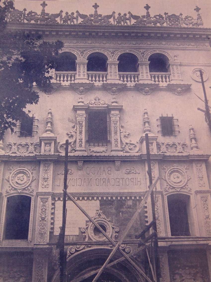 
    Detalle de la decoración del ex Banco Hipotecario de Mendoza. La Quincena Social 30 de octubre de 1928.
   